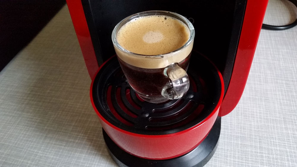 Espressotasse auf der Abstellfläche unter dem Kaffeeauslauf | Foto: Redaktion