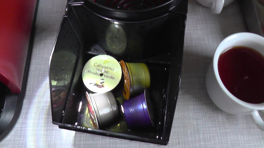 Standbild aus dem Testvideo: verbrauchte Kapseln in Flüssigkeit im Auffangbehälter | Bild: Redaktion