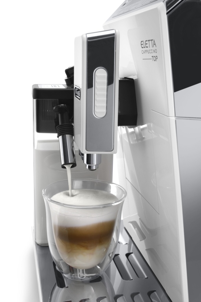 De'Longhi Eletta-Cappuccino - Cremig­ster Milch­schaum mit De’Longhis neuem Lat­teCrema System | Bild: De’Longhi Deutsch­land GmbH