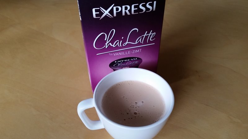 Tasse mit Chai Latte vor Verkaufsverpackung | Foto: Redaktion