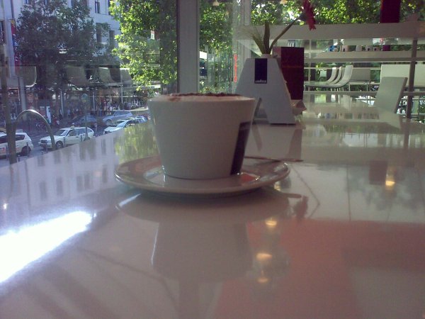 Kaffeetasse auf weißem Tisch