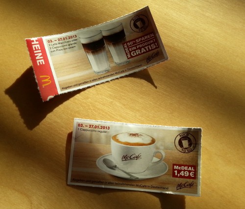 McCafé-Gutscheine für einen Cappuccino in Standardgröße (Cappuccino regular) oder einen 2-für-1-Gutschein für einen Latte macchiato oder Cappuccino in der Größe "Grande" zum Preis von einem.