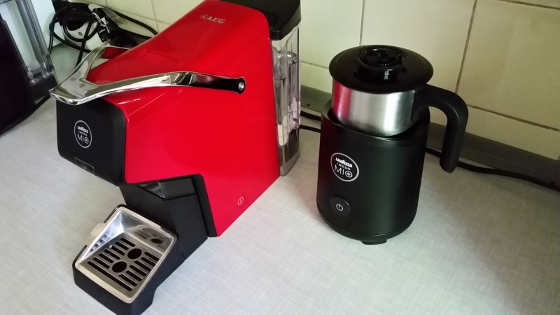 Die Kaffeemaschine und der Milchaufschäumer | Foto: Redaktion