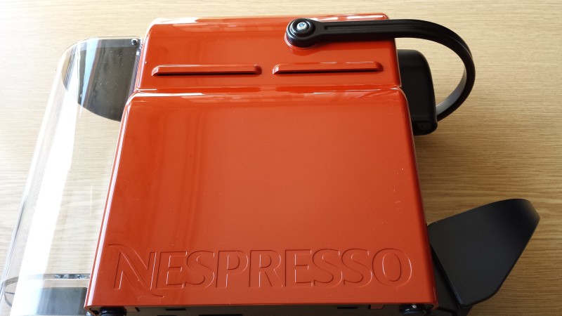 Die Nespresso Inissia von der Seite