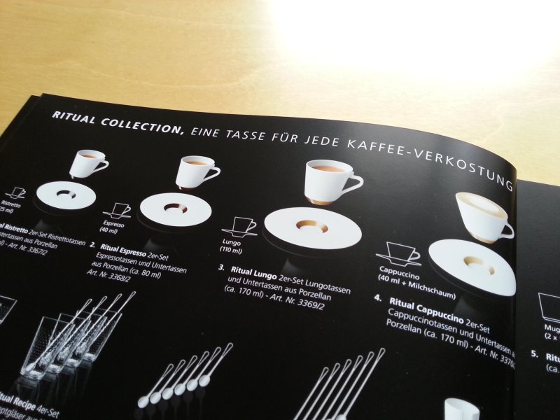 Tassen aus der "Ritual Collection" im Katalog mit Nespresso-Zubehör