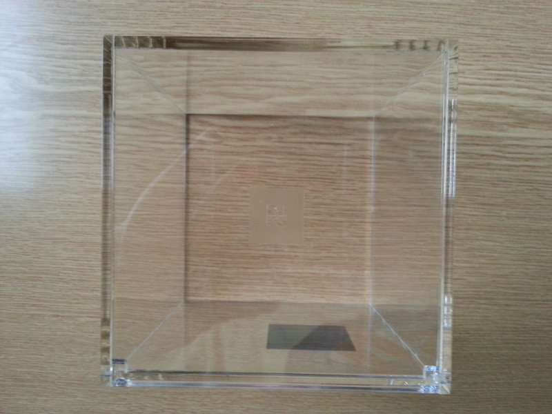 Die Würfelbox "Cube" aus Plexiglas gab es gratis bei meiner Bestellung dazu.