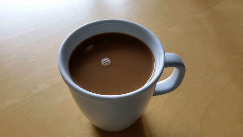 Großer Becher Filterkaffee mit Milch und Süßstoff | Foto: Redaktion
