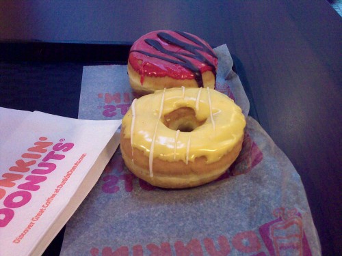 Zwei Donuts von Dunkin' Donuts