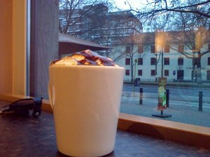 Orange Spice Latte bei Balzac Coffee in der Hardenbergstraße am Steinplatz in Berlin