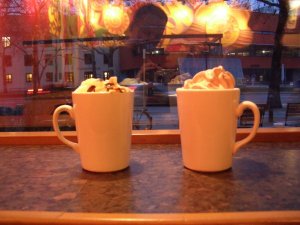 Vor kaum mehr als einem Jahr saß ich schon mit einem Orange Spice Latte (linker Becher) bei Balzac Coffee am Steinplatz in der Berliner Hardenbergstraße.