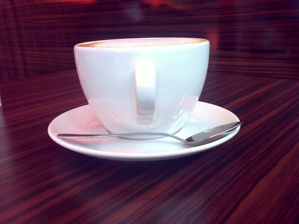 Eine mittelgroße Tasse Cappuccino
