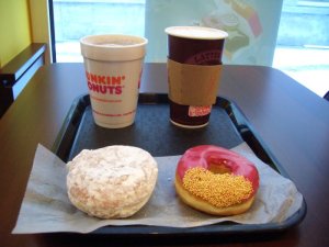 Gruppenbild: Kaffee und Donuts bei Dunkin' Donuts