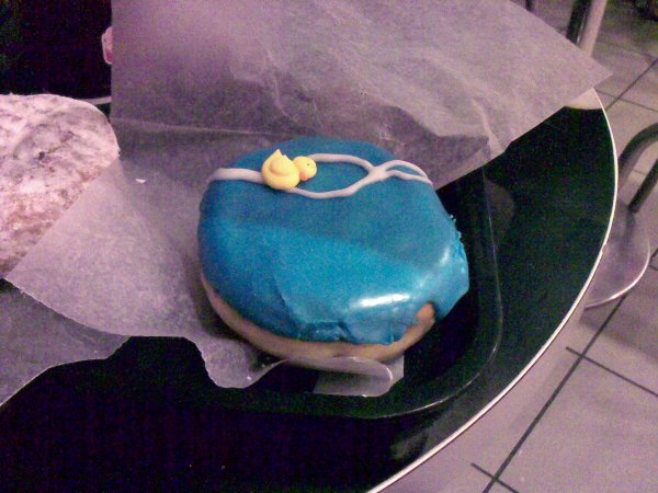 Nahaufnahme von blauem Donut mit gelber Verzierung