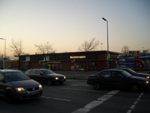 McDonald's Filiale in Berlin-Tempelhof mit schöner Holzoptik