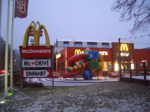 Das McCafé in Glienicke, gegenüber von Berlin, ist ein McDrive.