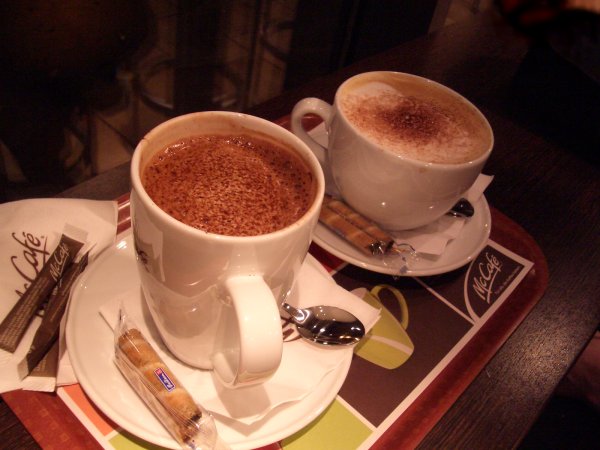 Heiße Schokolade und Cappuccino von McCafé