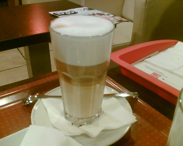 Ein Glas Latte Macchiato bei McCafé