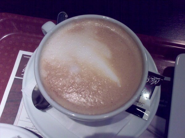 Milchcafé bei McCafé in einer Tasse der Größe Tall