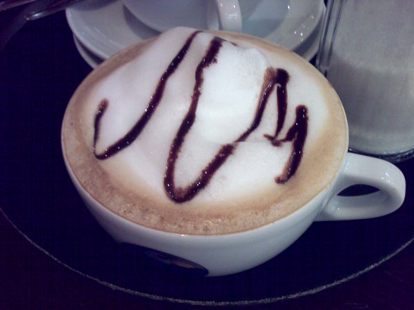 Cappuccino in mittelgroßer Tasse bei Meyerbeer Coffee