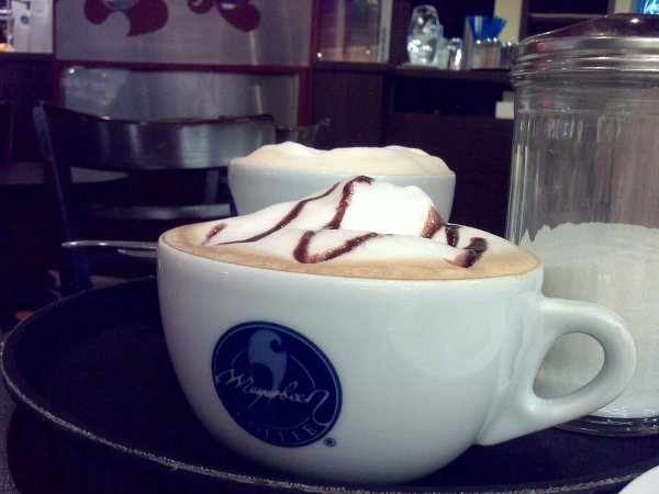 Gruppenbild mit Cappuccino, Cafè Latte und Zucker
