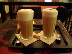 Zwei Gläser mit Latte Macchiato von Segafredo