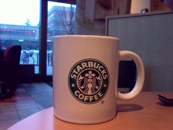 Becher von Starbucks auf einem Kaffeetisch