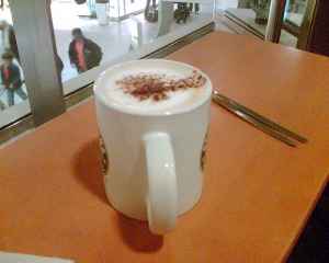 Cappuccino im Becher der Größe "Grande" bei Starbucks