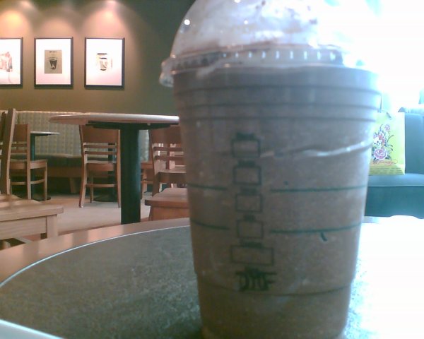 Starbucks Frappuccino im Sonnenschein