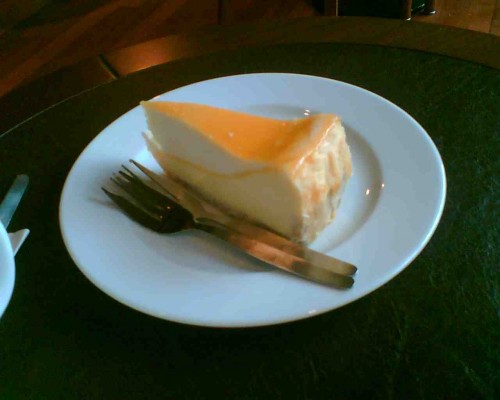 Mango Passion Cheesecake mit Kuchengabeln aus Metall