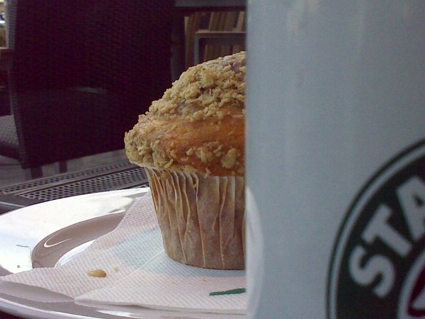 Muffin hinter Becher bei Starbucks