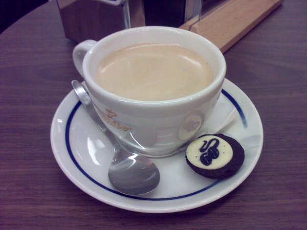 Eine Tasse Caffè Crema beim Kaffeeröster Tchibo
